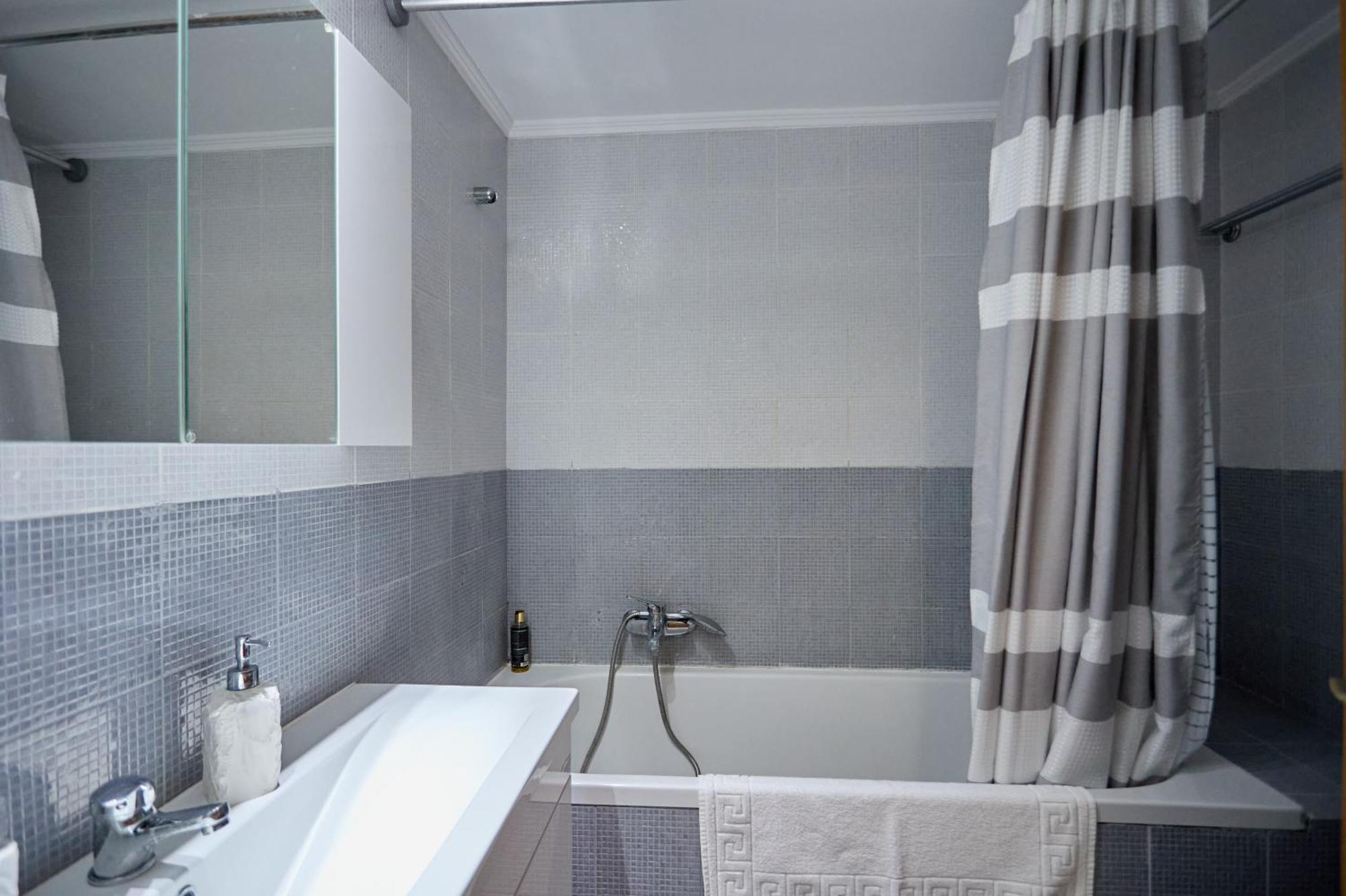 Chios Town Apartment - Heart Of Chios Town With 2 Minute Walk To The Beach ภายนอก รูปภาพ